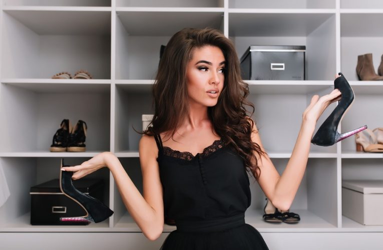 Shoppingul online – aliatul femeilor moderne atunci cand cauta sandale din piele!
